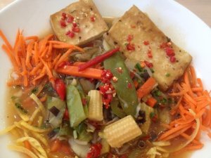 Chili-Tofu im Sesammantel auf Paprika-Sojagemüse